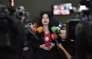 Homem é preso por crimes no âmbito da violência doméstica cometidos contra sua companheiraA vítima e o autor tinham um relacionamento há dois anos e a mulher era constantemente ameaçada e injuriada. Homem é preso por crimes no âmbito da violência doméstica cometidos contra sua companheira