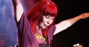 Morre Rita Lee aos 75 anosDiagnosticada desde 2021 com câncer de pulmão, ela fazia tratamento para a doença. Morre Rita Lee aos 75 anos