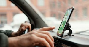 Motorista de aplicativo é preso por extorquir vítima com ameaça de divulgar fotos íntimasInfrator encontrou as imagens após a vítima esquecer o celular no carro dele. Motorista de aplicativo é preso por extorquir vítima com ameaça de divulgar fotos íntimas
