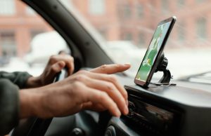 Motorista de aplicativo é preso por extorquir vítima com ameaça de divulgar fotos íntimasInfrator encontrou as imagens após a vítima esquecer o celular no carro dele. Motorista de aplicativo é preso por extorquir vítima com ameaça de divulgar fotos íntimas