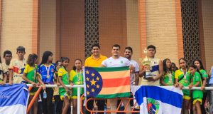 Parintins homenageia recordista brasileiro no lançamento de dardo e campeões do JEAs – Pólo IIIPelas ruas de Parintins em carreata, os atletas foram ovacionados pela população. Parintins homenageia recordista brasileiro no lançamento de dardo e campeões do JEAs - Pólo III