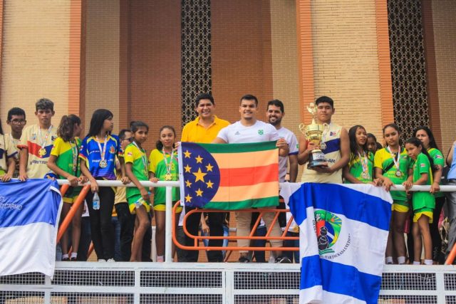 Parintins homenageia recordista brasileiro no lançamento de dardo e campeões do JEAs - Pólo III