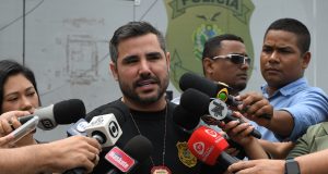 Polícia Civil prende dupla e apreende adolescente por roubos em residênciasA ação policial ocorreu nos bairros Mundo Novo e Manoa, na zona norte de Manaus. Polícia Civil prende dupla e apreende adolescente por roubos em residências