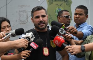 Polícia Civil prende dupla e apreende adolescente por roubos em residênciasA ação policial ocorreu nos bairros Mundo Novo e Manoa, na zona norte de Manaus. Polícia Civil prende dupla e apreende adolescente por roubos em residências