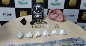 Polícia prende dois homens com drogas e arma de fogo no bairro Praça 14Infratores estavam comercializando entorpecentes quando as equipes se aproximaram. Polícia prende dois homens com drogas e arma de fogo no bairro Praça 14