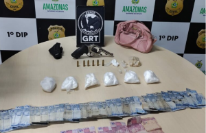 Polícia prende dois homens com drogas e arma de fogo no bairro Praça 14Infratores estavam comercializando entorpecentes quando as equipes se aproximaram. Polícia prende dois homens com drogas e arma de fogo no bairro Praça 14