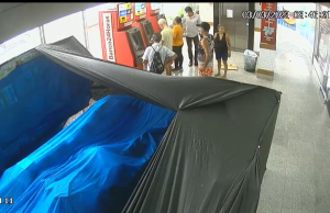 Polícia prende dupla investigada por diversos golpes de estelionato praticados em filas de caixas eletrônicosNo momento da prisão, um dos suspeitos ofereceu dinheiro para não ser preso. Polícia prende dupla investigada por diversos golpes de estelionato praticados em filas de caixas eletrônicos