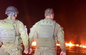 Policiais apreendem mais 900 kg de entorpecente e fuzil no Rio SolimõesDurante abordagem houve confronto e a lancha dos suspeitos pegou fogo. Policiais apreendem mais 900 kg de entorpecente e fuzil no Rio Solimões