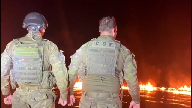 Policiais apreendem mais 900 kg de entorpecente e fuzil no Rio Solimões Policiais apreendem mais 900 kg de entorpecente e fuzil no Rio Solimões