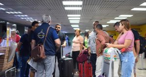 Procon intervém para garantir direitos de passageiros com voo cancelado para CarauariOs passageiros foram informados somente na hora do embarque. Procon intervém para garantir direitos de passageiros com voo cancelado para Carauari