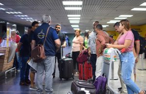 Procon intervém para garantir direitos de passageiros com voo cancelado para CarauariOs passageiros foram informados somente na hora do embarque. Procon intervém para garantir direitos de passageiros com voo cancelado para Carauari