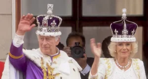 Rei Charles III e rainha Camilla são coroados no Reino UnidoO herdeiro do trono britânico que mais esperou para ser coroado. Rei Charles III e rainha Camilla são coroados no Reino Unido