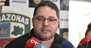 Trio é preso por roubo a loja da zona oeste de ManausUm dos indivíduos vestiu-se de gari para realizar o roubo. Trio é preso por roubo a loja da zona oeste de Manaus