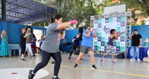 Usuários do Mais Vida da Raiz mostram a arte do Muay Thai em comemoração de aniversário do projetoFormada por psicólogos, assistentes sociais, fisioterapeutas e educadores físicos, a equipe do Maia Vida, da Raiz, realizou um show à parte com várias apresentações, entre as quais do esporte Muay Thai. Usuários do Mais Vida da Raiz mostram a arte do Muay Thai em comemoração de aniversário do projeto