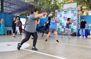 Usuários do Mais Vida da Raiz mostram a arte do Muay Thai em comemoração de aniversário do projetoFormada por psicólogos, assistentes sociais, fisioterapeutas e educadores físicos, a equipe do Maia Vida, da Raiz, realizou um show à parte com várias apresentações, entre as quais do esporte Muay Thai. Usuários do Mais Vida da Raiz mostram a arte do Muay Thai em comemoração de aniversário do projeto