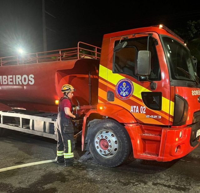 Corpo de Bombeiros combate incêndio em loja de móveis e eletrodomésticos na avenida Torquato Tapajós