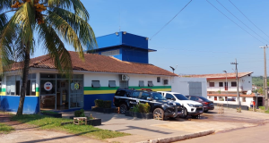 Em Presidente Figueiredo, homem é preso em flagrante por maus-tratos contra o filho de três anosA criança foi levada a uma unidade de saúde daquele município, com várias lesões pelo corpo e com as mãos queimadas. Em Presidente Figueiredo, homem é preso em flagrante por maus-tratos contra o filho de três anos