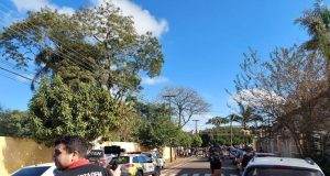 Ex-aluno ataca escola no Paraná e mata estudante a tirosOutro estudante de 16 anos também foi baleado na cabeça e hospitalizado em estado grave. O assassino tem 21 anos e foi preso. Ex-aluno ataca escola no Paraná e mata estudante a tiros