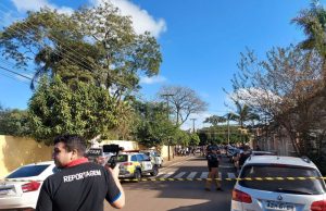 Ex-aluno ataca escola no Paraná e mata estudante a tirosOutro estudante de 16 anos também foi baleado na cabeça e hospitalizado em estado grave. O assassino tem 21 anos e foi preso. Ex-aluno ataca escola no Paraná e mata estudante a tiros