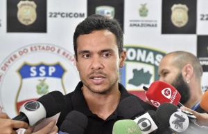 Homem é preso por golpes envolvendo falsos pagamentos em estabelecimentos comerciais de ManausJuntando dois golpes praticados pelo indivíduo, o prejuízo às lojas está totalizado em mais de R$ 60 mil. Homem é preso por golpes envolvendo falsos pagamentos em estabelecimentos comerciais de Manaus