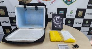 Polícia prende homem suspeito de fazer delivery de drogasO suspeito foi preso pela Seaop com dois quilos de drogas em uma bag de entrega. Polícia prende homem suspeito de fazer delivery de drogas