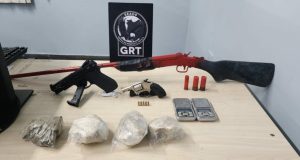 Policiais apreende drogas e armas em invasão no Santa EtelvinaDurante a operação, os policiais receberam informações de que um grupo suspeito estava armado e comercializando drogas na localidade. Policiais apreende drogas e armas em invasão no Santa Etelvina
