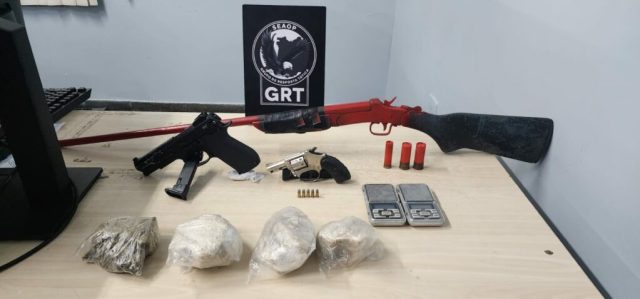 Policiais apreende drogas e armas em invasão no Santa Etelvina Policiais apreende drogas e armas em invasão no Santa Etelvina