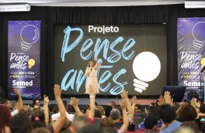 Prefeitura de Manaus lança ‘Pense Antes’ sobre prevenção e combate às drogas nas escolas municipaisO projeto tem intuito de apresentar para a comunidade escolar orientações e estratégias para trabalhar a prevenção do consumo de substâncias tóxicas lícitas e ilícitas nas escolas. Prefeitura de Manaus lança ‘Pense Antes’ sobre prevenção e combate às drogas nas escolas municipais