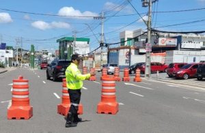 Prefeitura interdita parcialmente passagem subterrânea na João ValérioO trânsito de veículos de grande porte ficará proibido no local, somente veículos pequenos poderão acessar a passagem subterrânea. Prefeitura interdita parcialmente passagem subterrânea na João Valério