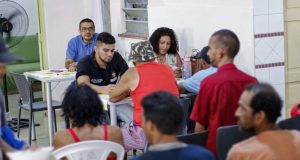 Sejusc promove debate sobre políticas de álcool e drogas com pessoas em situação de ruaMais de 70 pessoas foram beneficiadas com a ação. Sejusc promove debate sobre políticas de álcool e drogas com pessoas em situação de rua