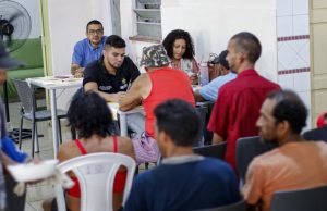 Sejusc promove debate sobre políticas de álcool e drogas com pessoas em situação de ruaMais de 70 pessoas foram beneficiadas com a ação. Sejusc promove debate sobre políticas de álcool e drogas com pessoas em situação de rua
