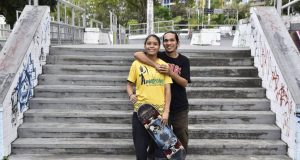 Skatista amazonense sonha em alcançar vaga em jogos Olímpicos de Paris 2024Manobras radicais como “flip”, “ollie”, “hardflip”, fazem parte da rotina da atleta amazonense Daniela Martins, de 14 anos, que vem se destacando no skate e sonha em chegar em campeonatos mundiais. Skatista amazonense sonha em alcançar vaga em jogos Olímpicos de Paris 2024