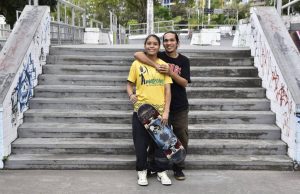 Skatista amazonense sonha em alcançar vaga em jogos Olímpicos de Paris 2024Manobras radicais como “flip”, “ollie”, “hardflip”, fazem parte da rotina da atleta amazonense Daniela Martins, de 14 anos, que vem se destacando no skate e sonha em chegar em campeonatos mundiais. Skatista amazonense sonha em alcançar vaga em jogos Olímpicos de Paris 2024