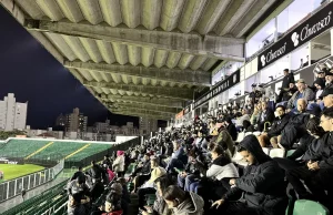 Torcida do Figueirense faz pix e impede que clube feche as portasA campanha de doação arrecada quase R$ 300 mil, e o valor banca folha para colocar o time em campo.  Torcida do Figueirense faz pix e impede que clube feche as portas