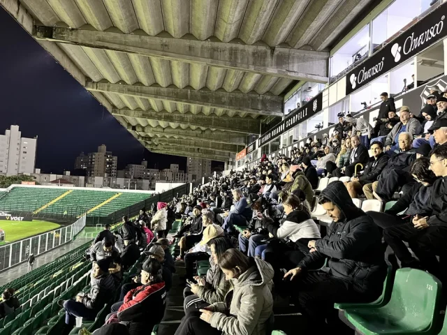 Torcida do Figueirense faz pix e impede que clube feche as portas