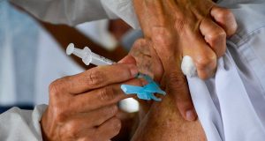 Vacina contra Covid-19 está disponível em nove unidades da prefeitura neste sábado“A vacina é indicada para todas as pessoas a partir dos 6 meses de idade, e também é ofertada aos sábados, nessas nove unidades da rede municipal, para que aquelas pessoas que trabalham ou estudam nos dias úteis possam também se proteger contra a Covid”. Vacina contra Covid-19 está disponível em nove unidades da prefeitura neste sábado