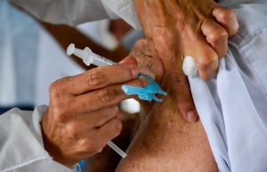 Vacina contra Covid-19 está disponível em nove unidades da prefeitura neste sábado“A vacina é indicada para todas as pessoas a partir dos 6 meses de idade, e também é ofertada aos sábados, nessas nove unidades da rede municipal, para que aquelas pessoas que trabalham ou estudam nos dias úteis possam também se proteger contra a Covid”. Vacina contra Covid-19 está disponível em nove unidades da prefeitura neste sábado