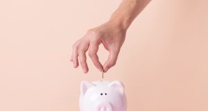 Básico em economia: entenda termos como Taxa Selic, Inflação e Cotação do DólarO noticiário quase sempre está recheado de termos econômicos, mas também de expressões que mesmo comuns, são desconhecidas por boa parte dos brasileiros. A seguir, dois professores da Fundação Escola de Comércio Álvares Penteado (FECAP) explicam o que é a Taxa Selic, Inflação e a variação cambial do dólar. Básico em economia: entenda termos como Taxa Selic, Inflação e Cotação do Dólar