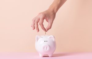 Básico em economia: entenda termos como Taxa Selic, Inflação e Cotação do DólarO noticiário quase sempre está recheado de termos econômicos, mas também de expressões que mesmo comuns, são desconhecidas por boa parte dos brasileiros. A seguir, dois professores da Fundação Escola de Comércio Álvares Penteado (FECAP) explicam o que é a Taxa Selic, Inflação e a variação cambial do dólar. Básico em economia: entenda termos como Taxa Selic, Inflação e Cotação do Dólar