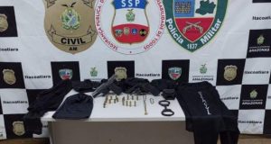Em Itacoatiara, grupo criminoso é preso em flagrante em posse de armas de fogoA equipe recebeu denúncias sobre um grupo que estaria em uma casa abandonada munido de armamentos. Em Itacoatiara, grupo criminoso é preso em flagrante em posse de armas de fogo