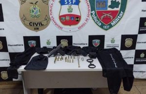 Em Itacoatiara, grupo criminoso é preso em flagrante em posse de armas de fogoA equipe recebeu denúncias sobre um grupo que estaria em uma casa abandonada munido de armamentos. Em Itacoatiara, grupo criminoso é preso em flagrante em posse de armas de fogo