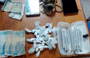 Em Parintins, Polícia Militar prende dupla por tráfico de drogasPrisão ocorreu durante patrulhamento no Centro. Em Parintins, Polícia Militar prende dupla por tráfico de drogas