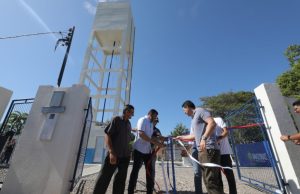 Governador do Amazonas entrega sistema de abastecimento de água à comunidade da zona rural de Manaus Secretaria de Infraestrutura do Estado já concluiu nove sistemas de abastecimento e executa outras cinco obras para levar água tratada à população Governador do Amazonas entrega sistema de abastecimento de água à comunidade da zona rural de Manaus