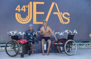 JEAs 2023: alunos atletas buscam classificação na natação e no futsalCom a competição ainda em curso, as modalidades encerram nos próximos dias 20 e 22, respectivamente. JEAs 2023: alunos atletas buscam classificação na natação e no futsal