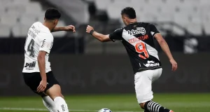 Mesmo sem torcida, Corinthians vence o Vasco por 3×1A partida não teve a torcida do Timão porque o time foi punido devido a gritos homofóbicos dos torcedores no clássico contra o São Paulo. Mesmo sem torcida, Corinthians vence o Vasco por 3x1