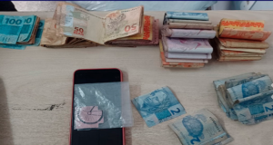 Polícia prende casal por tráfico de drogas, na zona norte de ManausDinheiro e 24 pastilhas de substâncias entorpecentes com aparência de LSD foram apreendidos. Polícia prende casal por tráfico de drogas, na zona norte de Manaus