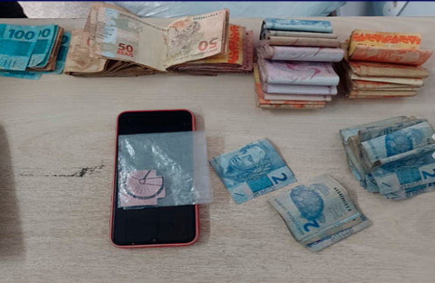 Polícia prende casal por tráfico de drogas, na zona norte de Manaus Polícia prende casal por tráfico de drogas, na zona norte de Manaus