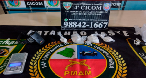 Polícia prende dupla pelo crime de tráfico de drogas no bairro Tancredo Neves, zona leste de ManausAlém das porções de cocaína, a 14ª Cicom encontrou jogada na mata, uma tornozeleira eletrônica em funcionamento. Polícia prende dupla pelo crime de tráfico de drogas no bairro Tancredo Neves, zona norte de Manaus