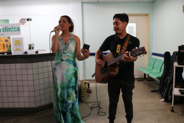 Rondônia: Miss Rondônia realiza visita e canta para pacientes da FCecon