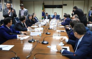 Wilson Lima apresenta ao ministro da Fazenda proposta que dá segurança jurídica ao Amazonas na reforma tributária Governador estava acompanhado da bancada federal do Amazonas, que contribuiu com a construção da proposta. Wilson Lima apresenta ao ministro da Fazenda proposta que dá segurança jurídica ao Amazonas na reforma tributária